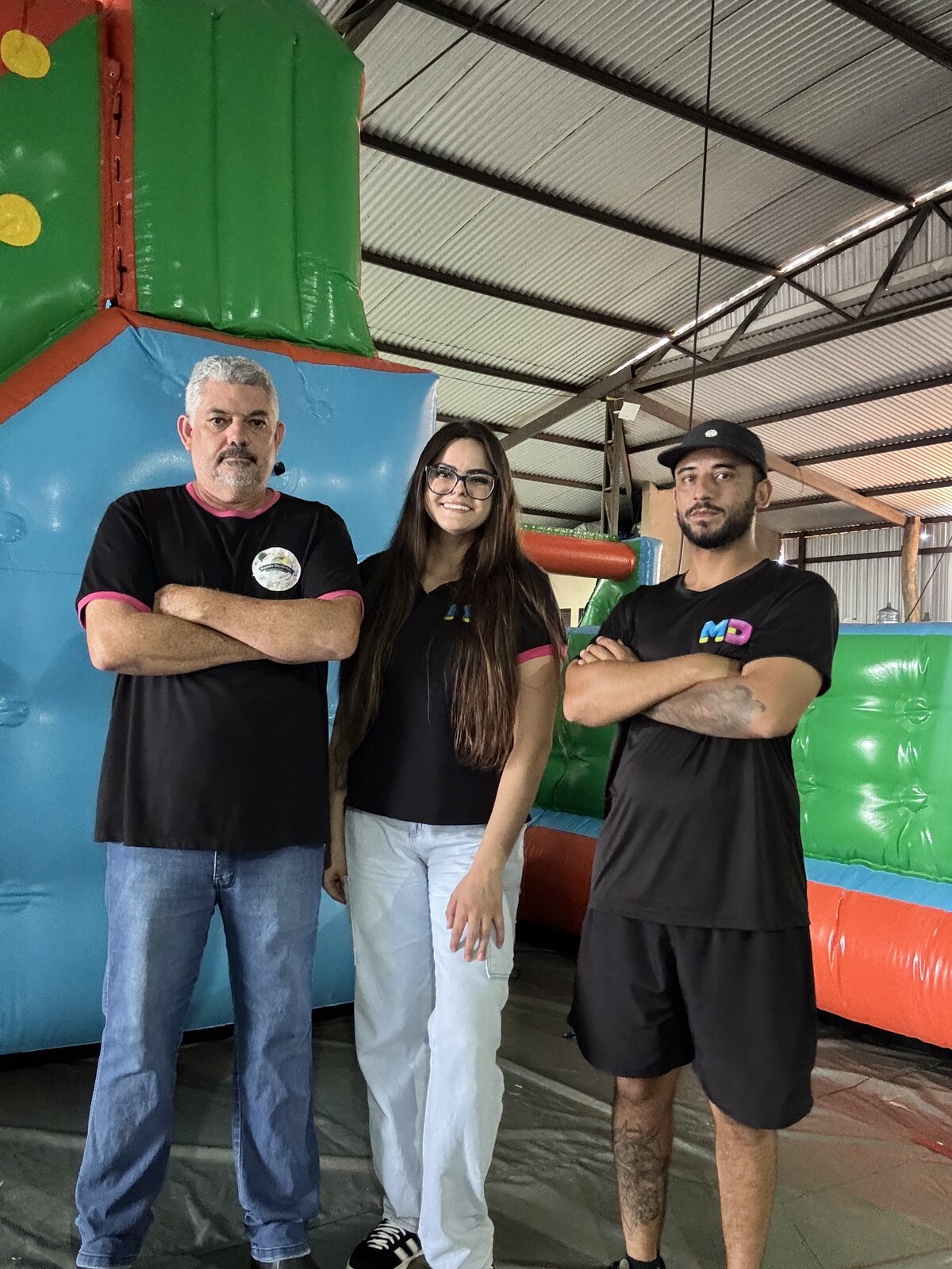 Equipe Mundo Divertido na fábrica