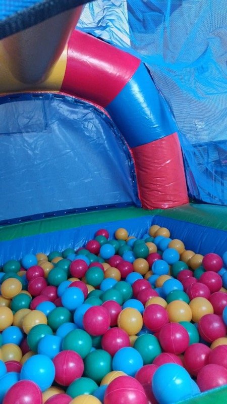 Piscina de bolinhas recebida pelo cliente